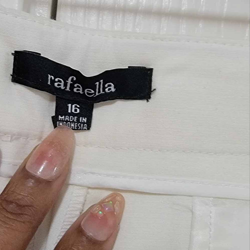 RAFAELLA WHITE BERMUDA SHORTS - Picture 2 of 9